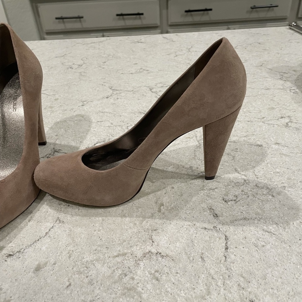 Banana republic beige suede heels